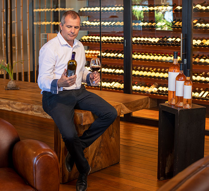 Sommelier sélectionnant une bouteille de vin